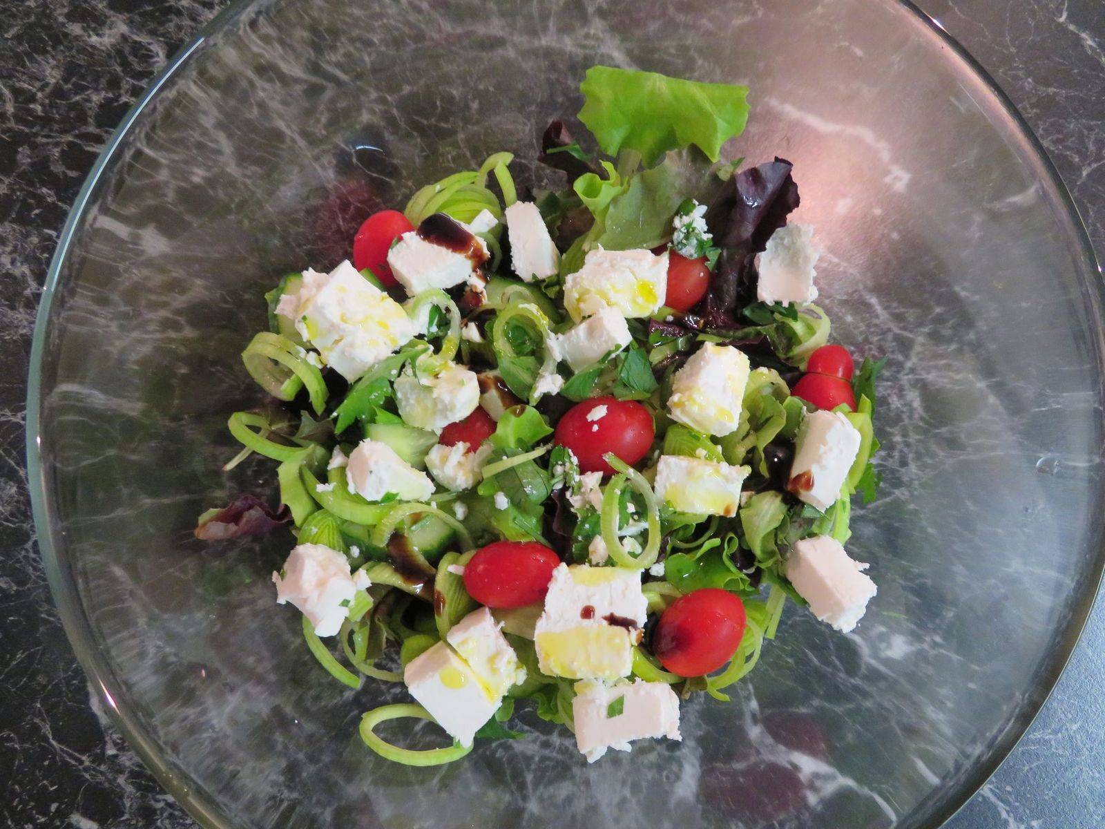 Salatschale mit Schafkäse Rezept - ichkoche.ch Salatschale mit Schafkäse Rezept - ichkoche.ch