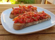 Schwarzbrot-Bruschetta Schwarzbrot-Bruschetta