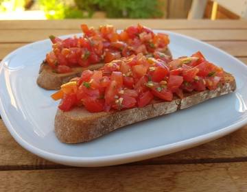 Schwarzbrot-Bruschetta Schwarzbrot-Bruschetta