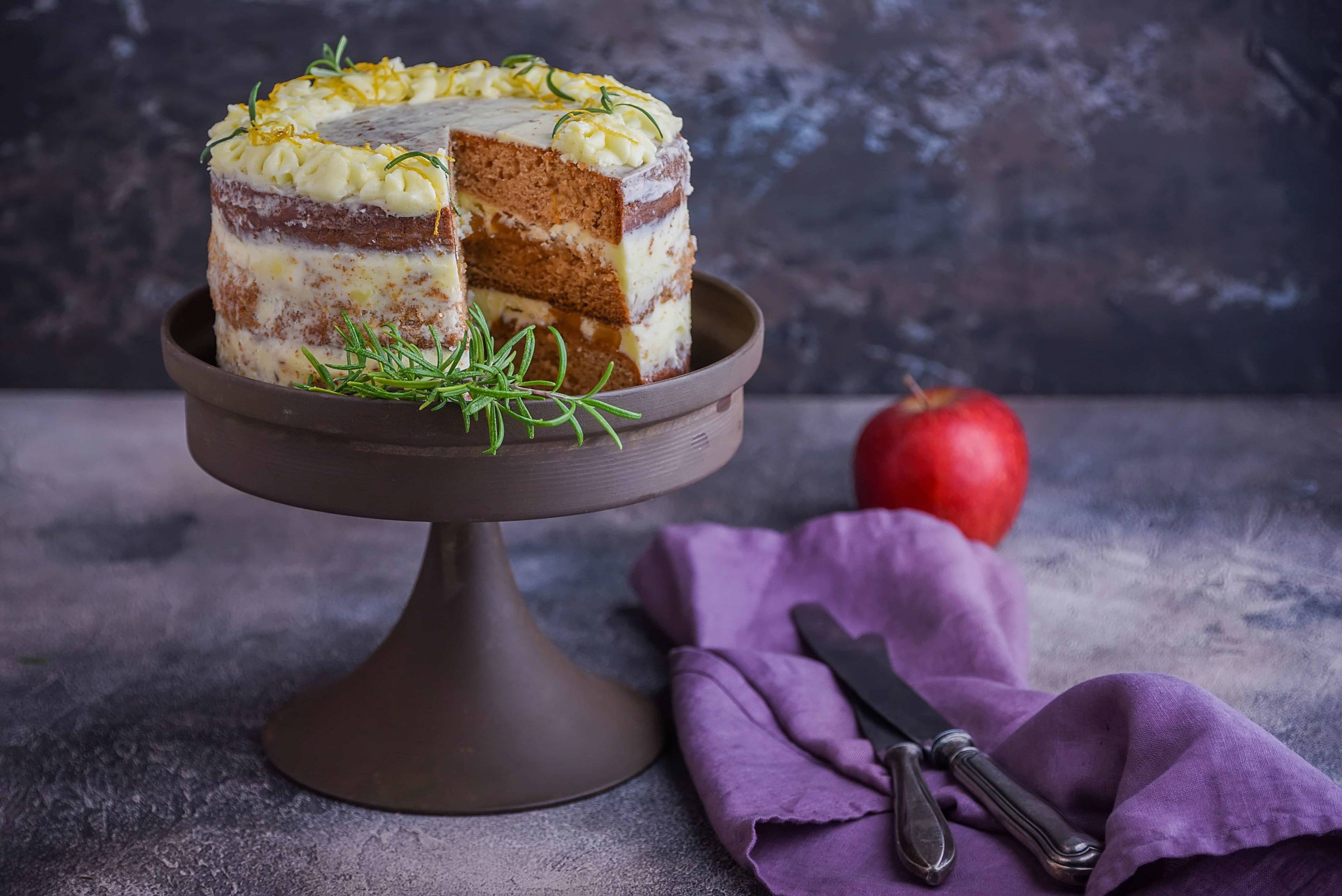 Bratapfel-Naked Cake mit Rosmarin Rezept
