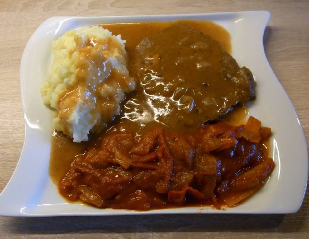 Rindsschnitzel mit Letscho und Kartoffelpüree Rindsschnitzel mit Letscho und Kartoffelpüree