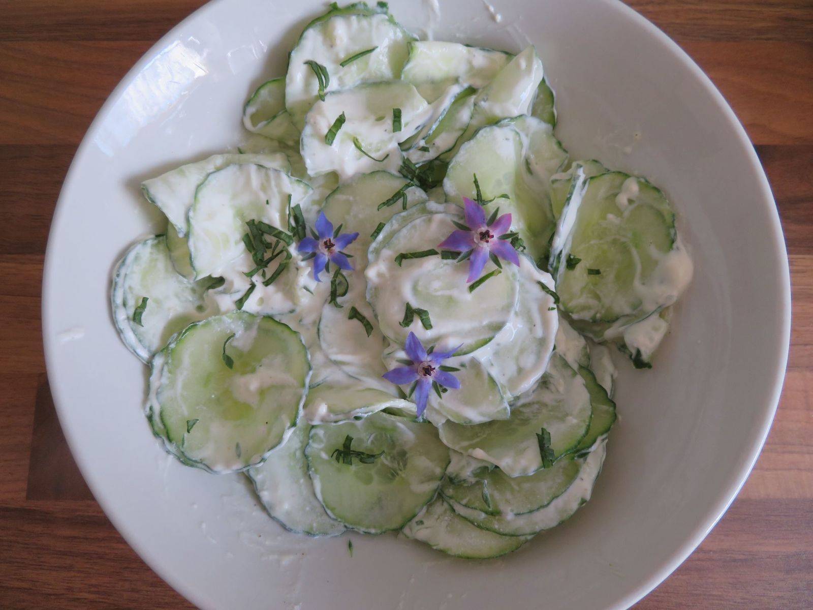 Rahm-Gurkensalat mit Borretsch Rezept - ichkoche.at