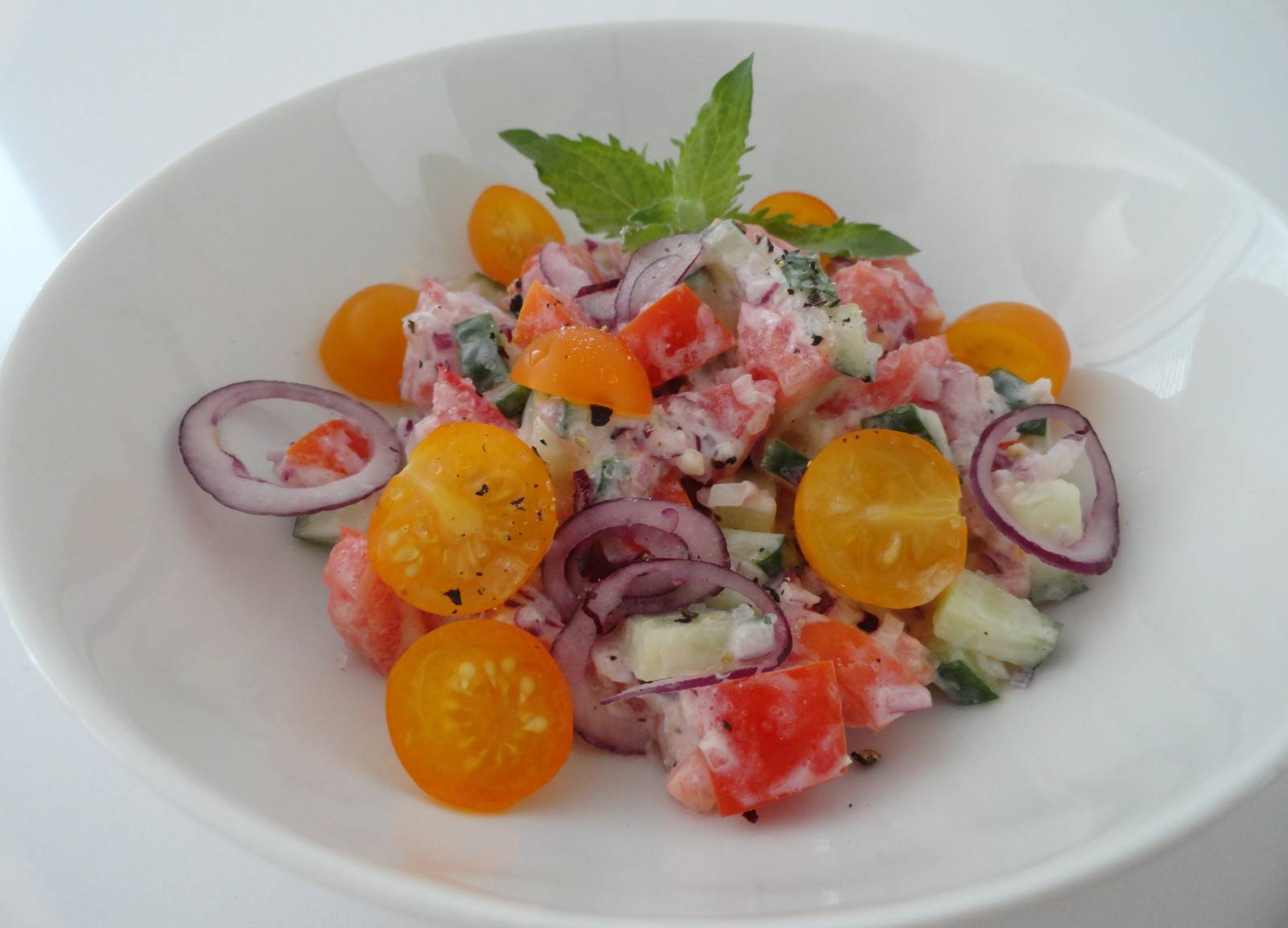 Gurken-Paradeiser-Sommersalat