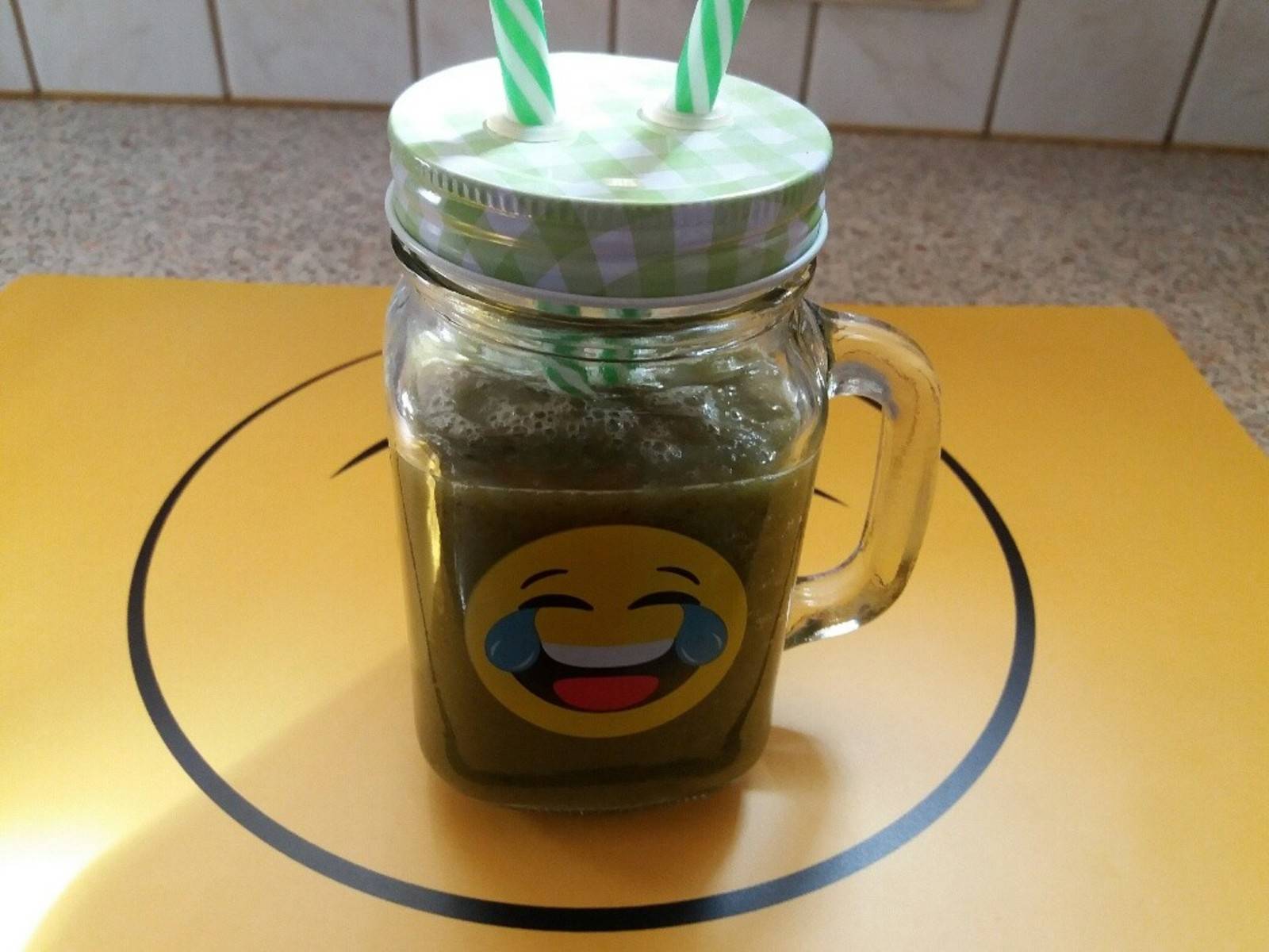 Kiwi-Bananen Smoothie mit Gerstengras