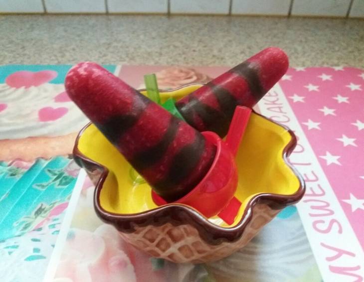 Himbeer-Schokoladesoja Eis am Stiel Himbeer-Schokoladesoja Eis am Stiel
