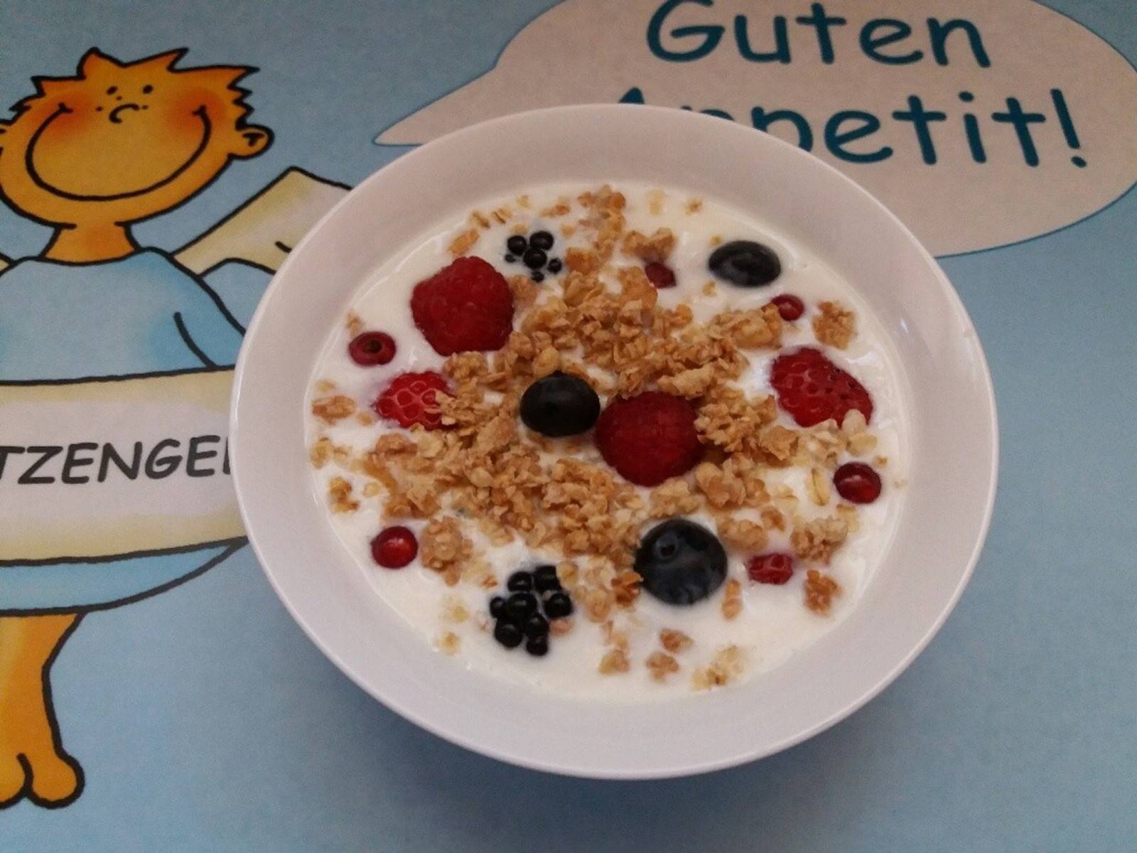 Früchte-Müsli mit Sauermilch Rezept - ichkoche.de