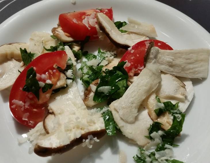 Steinpilzcarpaccio mit Petersil-Zitronenpesto Steinpilzcarpaccio mit Petersil-Zitronenpesto