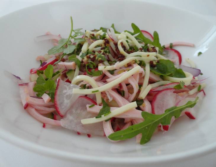 Schweizer Wurstsalat mit Gartenkräutern Schweizer Wurstsalat mit Gartenkräutern