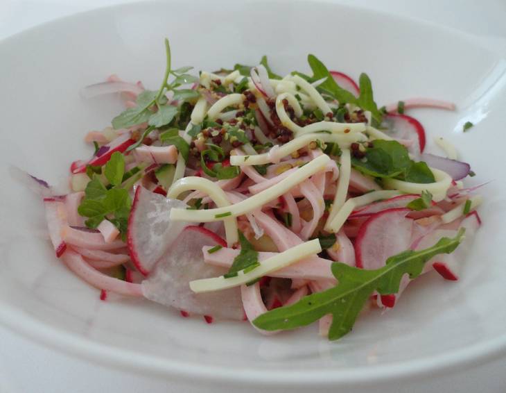 Schweizer Wurstsalat mit Gartenkräutern