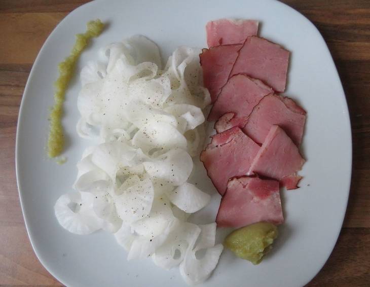 Carpaccio vom Geselchten mit Bierrettich und Wasabisenf Carpaccio vom Geselchten mit Bierrettich und Wasabisenf