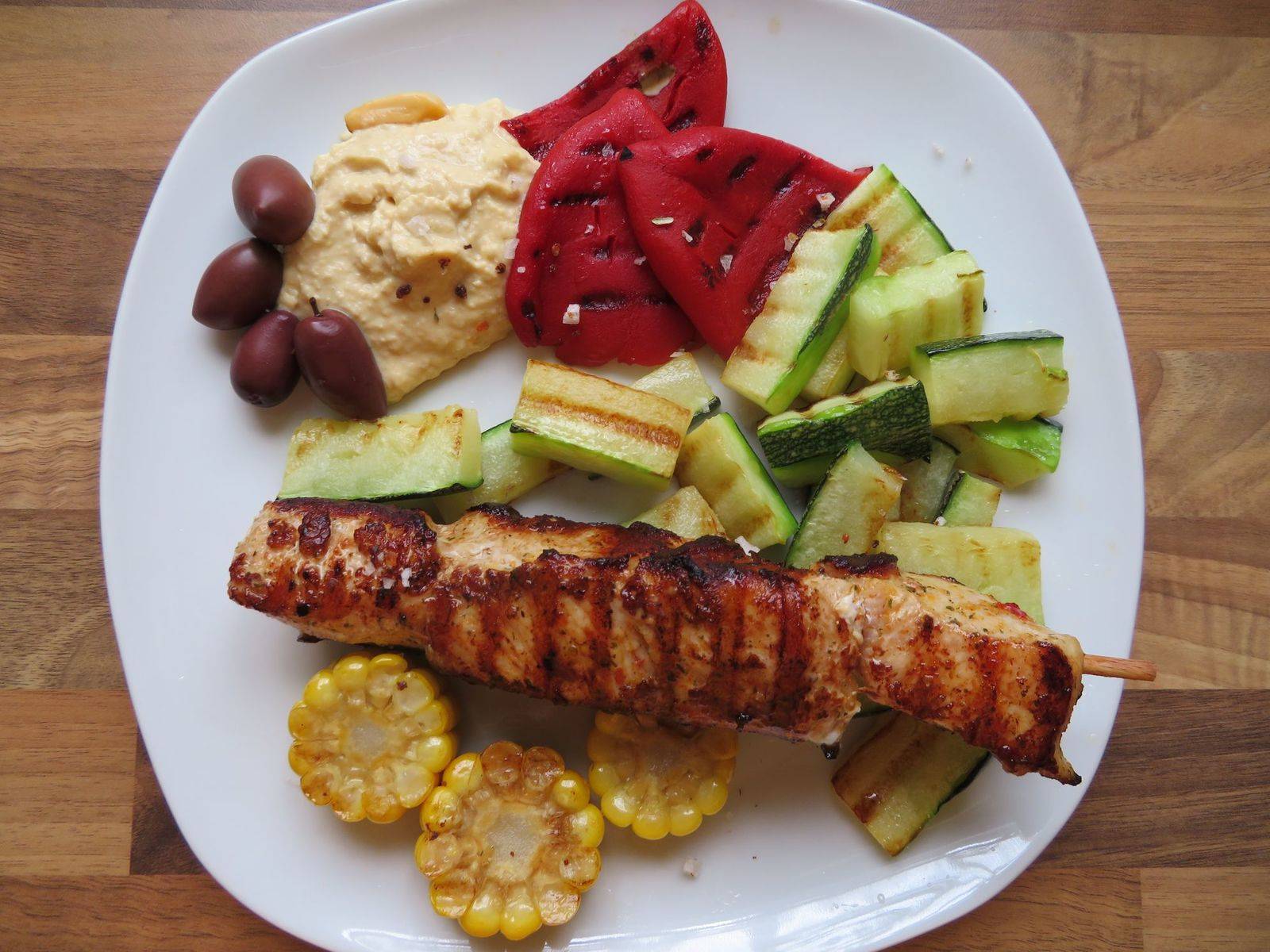 Levantinischer Grillteller mit Putenspieß Rezept - ichkoche.ch Levantinischer Grillteller mit Putenspieß Rezept - ichkoche.ch