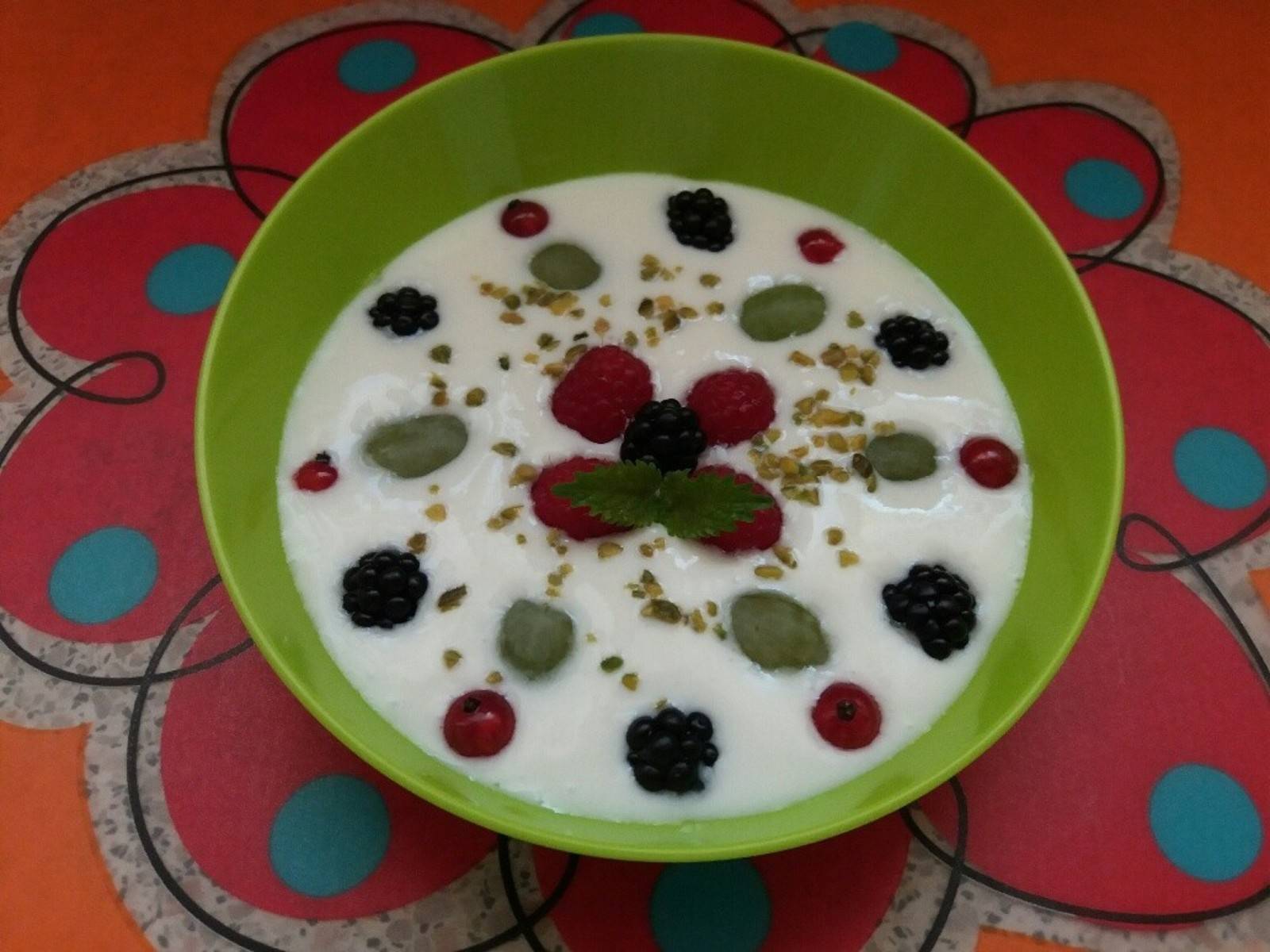 Joghurtsuppe mit Beeren