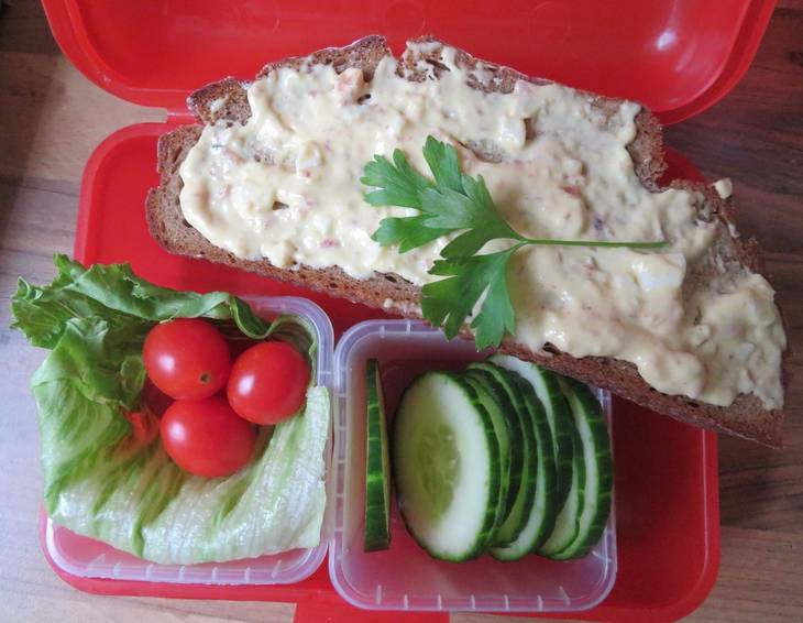 Eiaufstrichbrot mit Speck und Snackgemüse Eiaufstrichbrot mit Speck und Snackgemüse