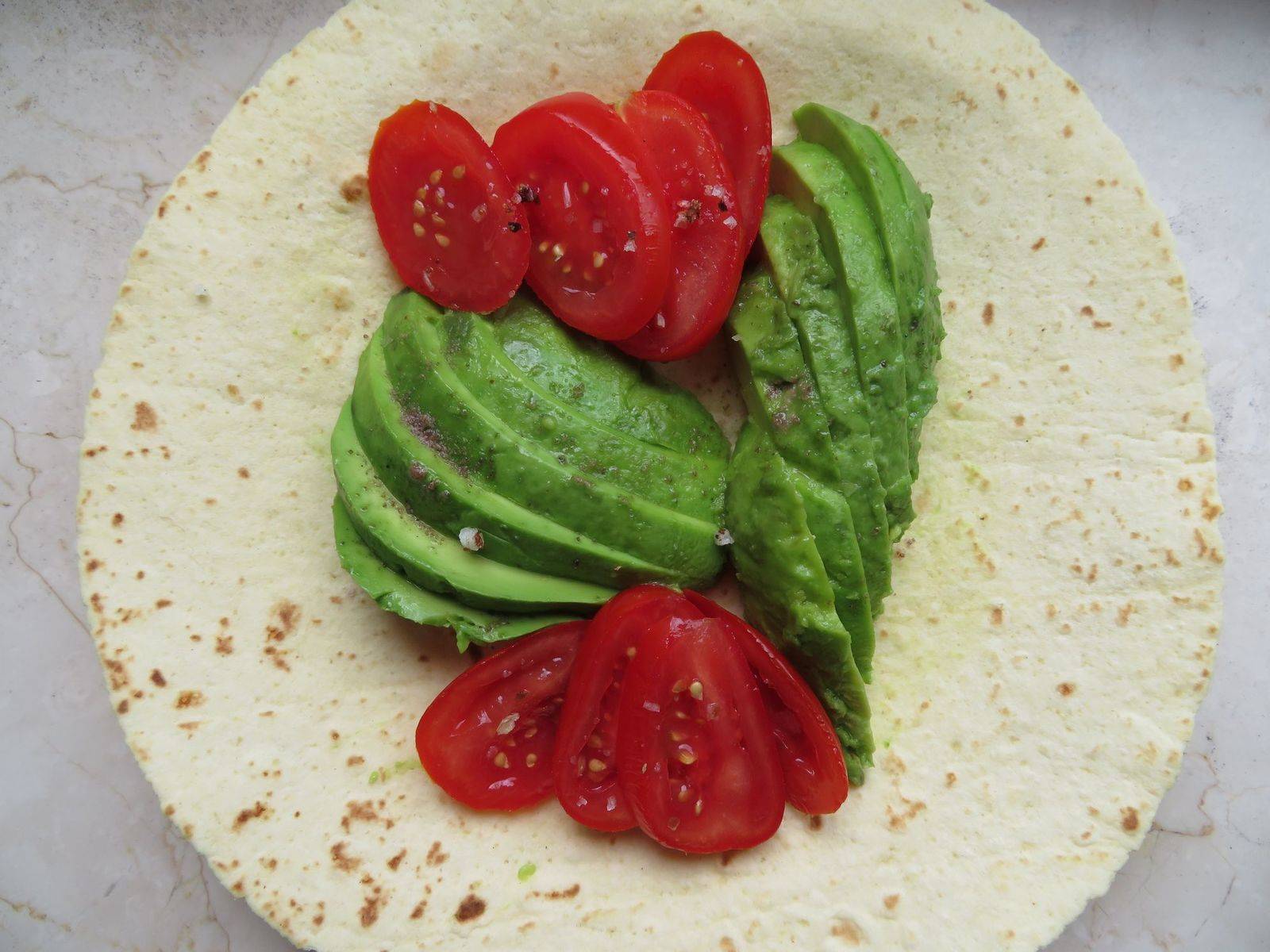 Tortilla mit Avocado und Tomaten