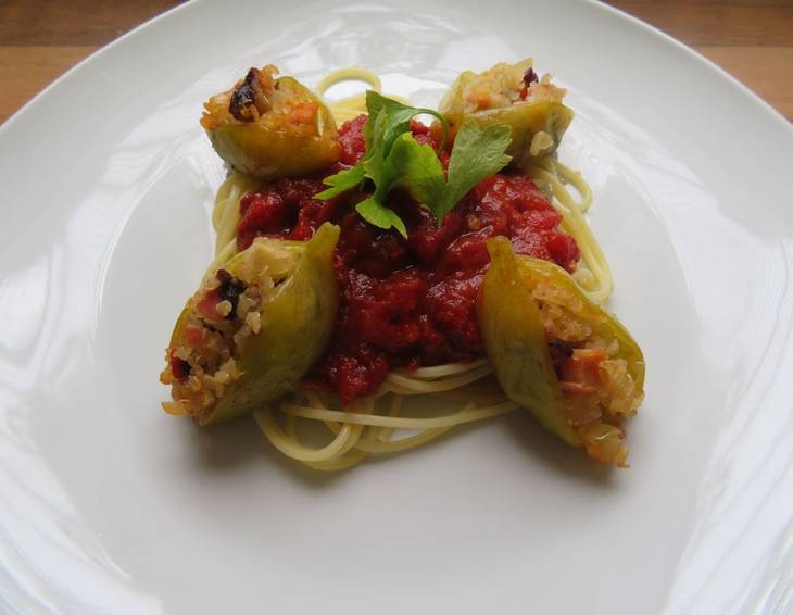Gefüllte Scheibengurken mit Tomatensoße Gefüllte Scheibengurken mit Tomatensoße