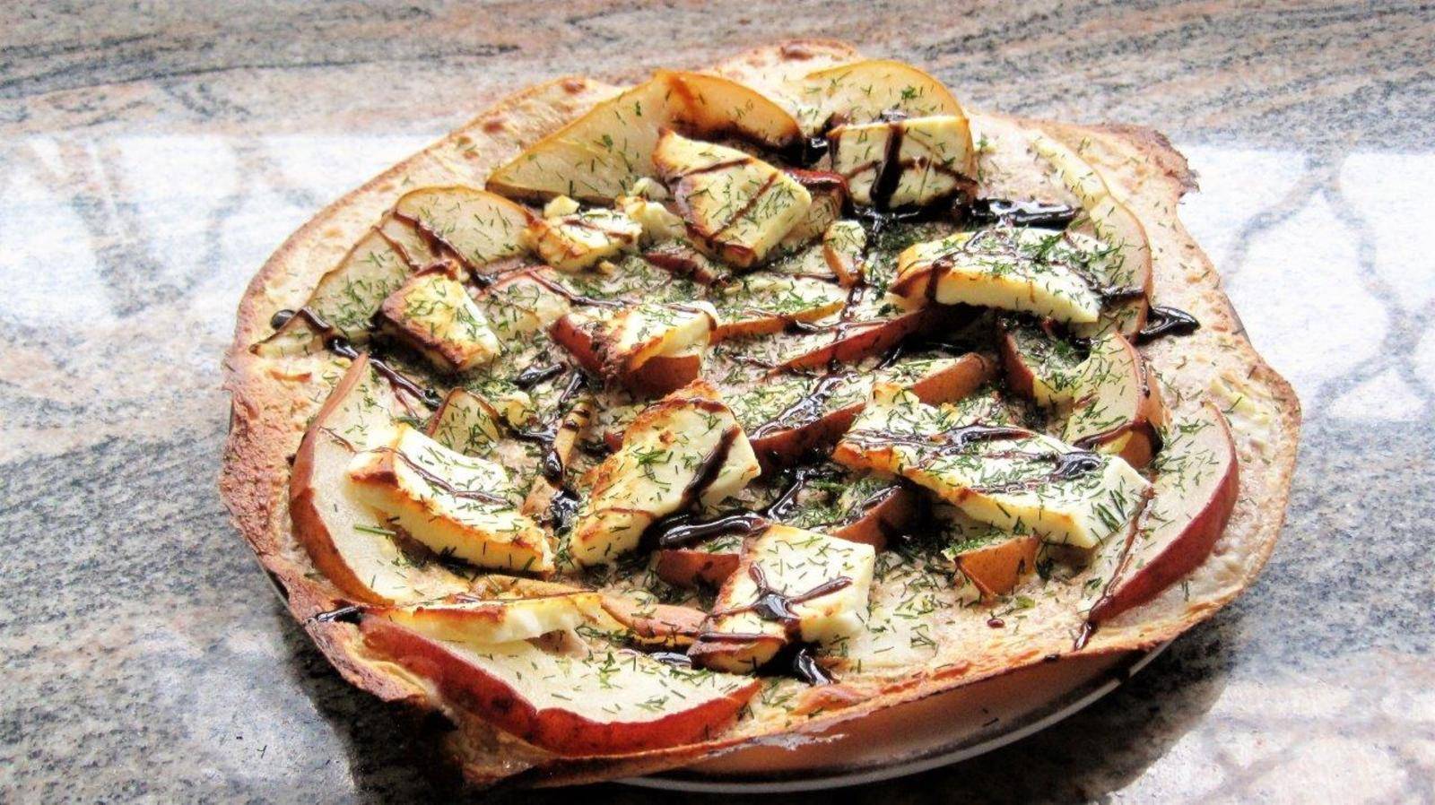 Flammkuchen mit Birnen und Manouri