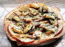 Flammkuchen mit Birnen und Manouri Flammkuchen mit Birnen und Manouri