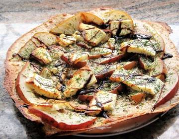 Flammkuchen mit Birnen und Manouri Flammkuchen mit Birnen und Manouri