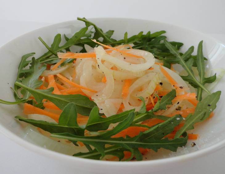 Zwiebelsalat mit Rucola Zwiebelsalat mit Rucola