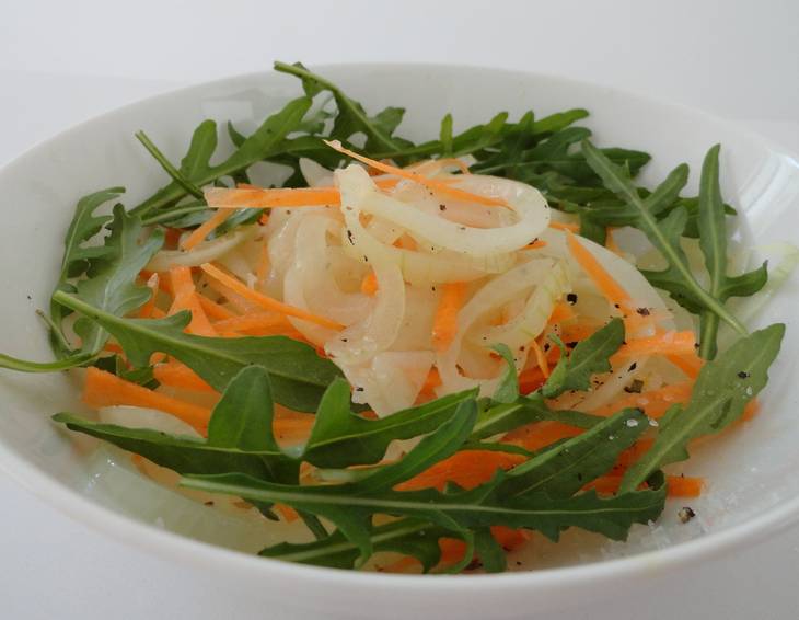 Zwiebelsalat mit Rucola