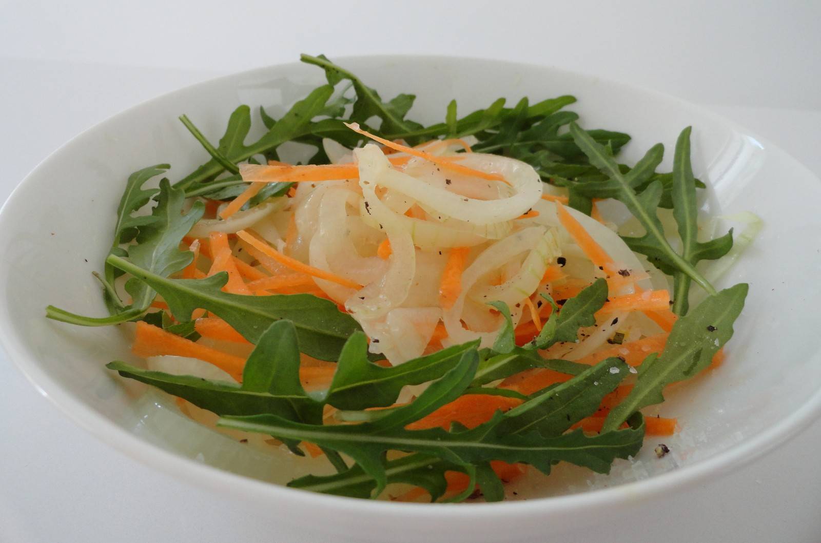Zwiebelsalat mit Rucola Rezept - ichkoche.de Zwiebelsalat mit Rucola Rezept - ichkoche.de