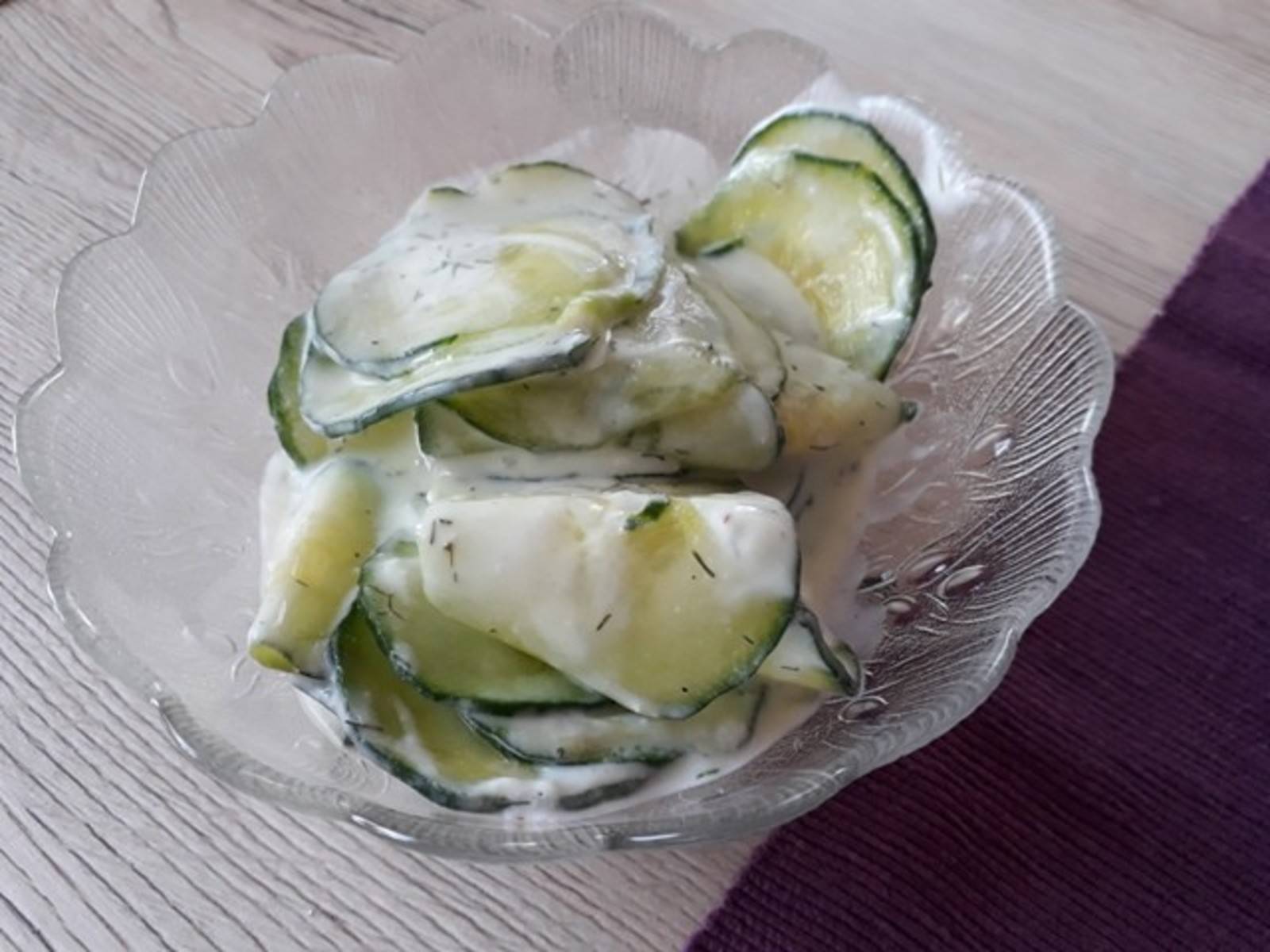 Gurkensalat mit Joghurt-Dill-Creme Rezept - ichkoche.de Gurkensalat mit Joghurt-Dill-Creme Rezept - ichkoche.de