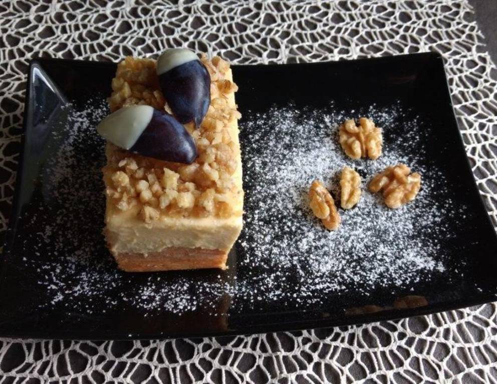 Weiße Schokomousseschnitten mit karamellisierten Walnüssen Weiße Schokomousseschnitten mit karamellisierten Walnüssen