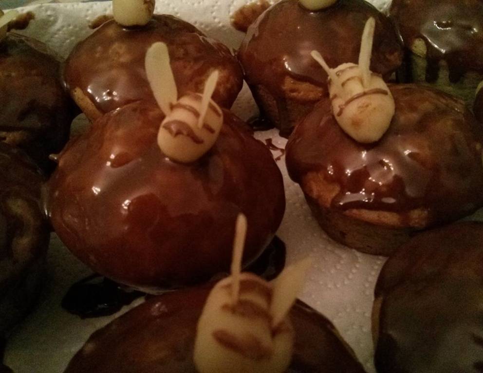 Banane-Honig-Muffins mit lustigen Bienchen Banane-Honig-Muffins mit lustigen Bienchen