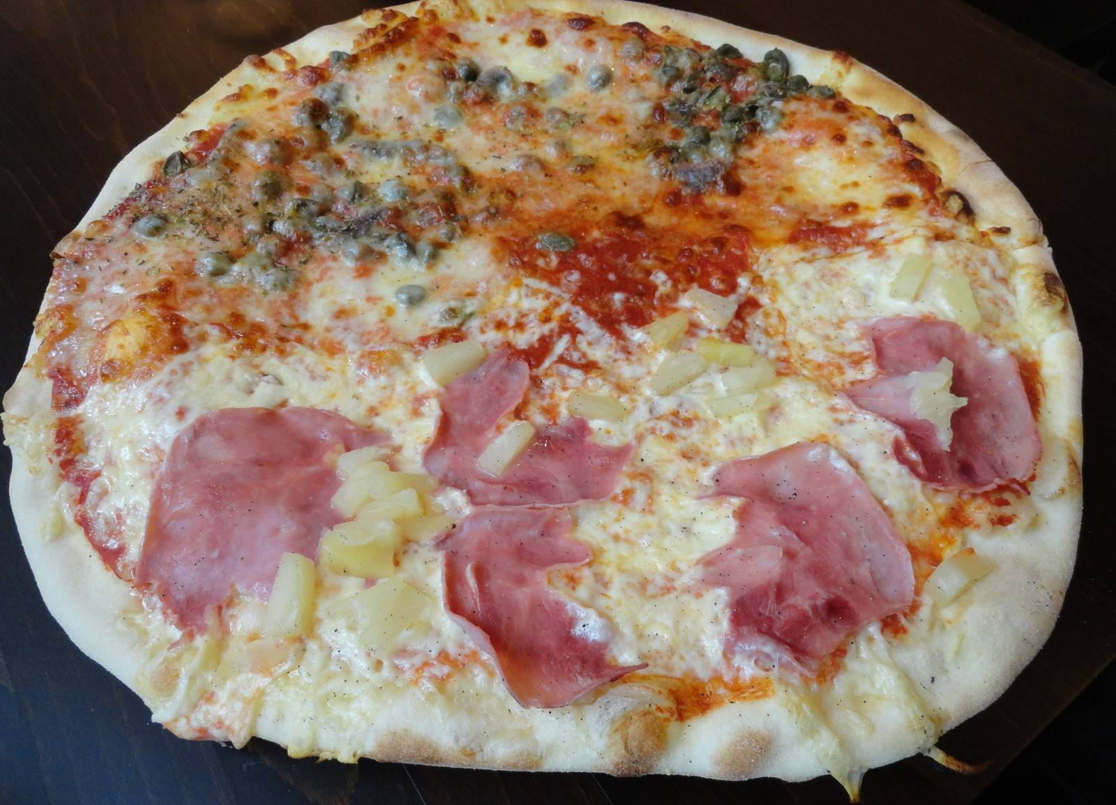 Pizza mit Ananas und Schinken