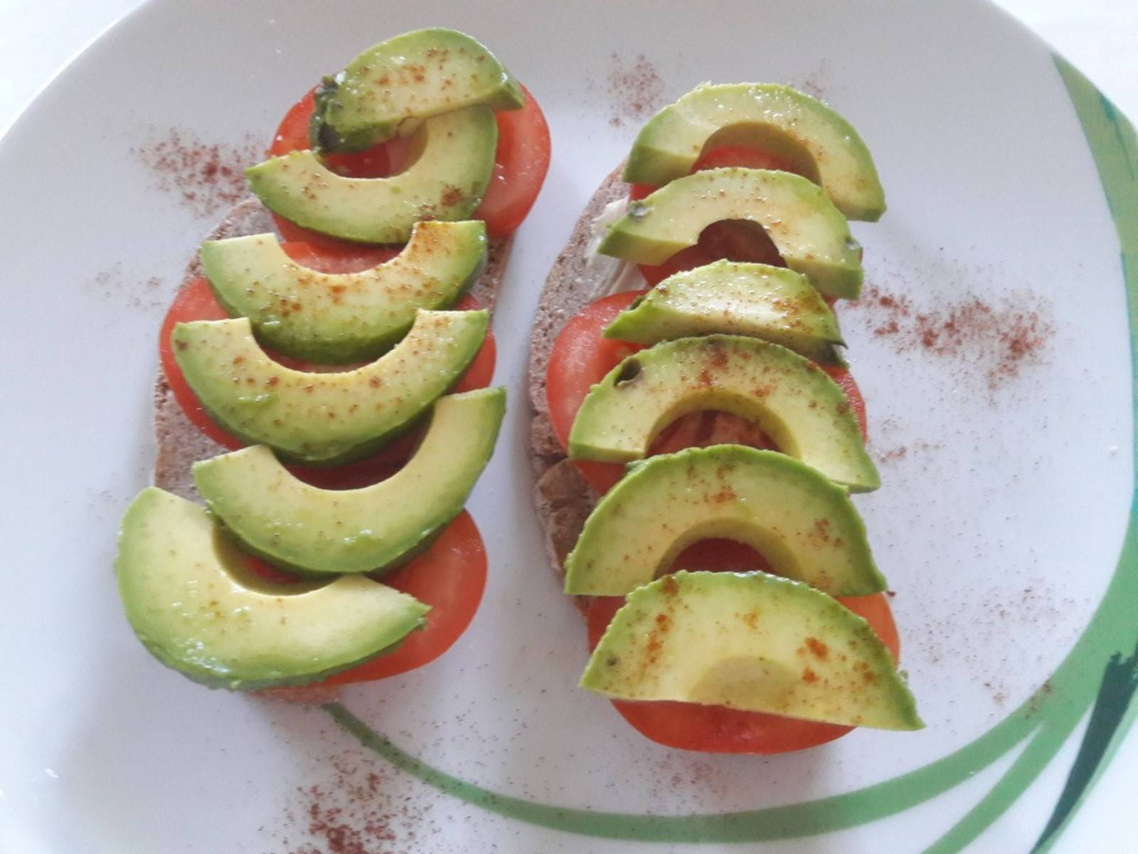 Tomaten-Avocado Brot