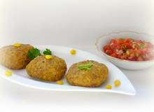 Mexikanische Mais-Fleischlaibchen mit Salsa Gruda Mexikanische Mais-Fleischlaibchen mit Salsa Gruda