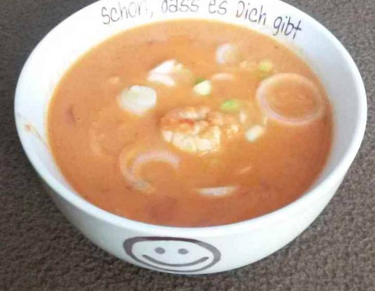 Tomatensuppe mit Kokosmilch und marinierten Garnelen