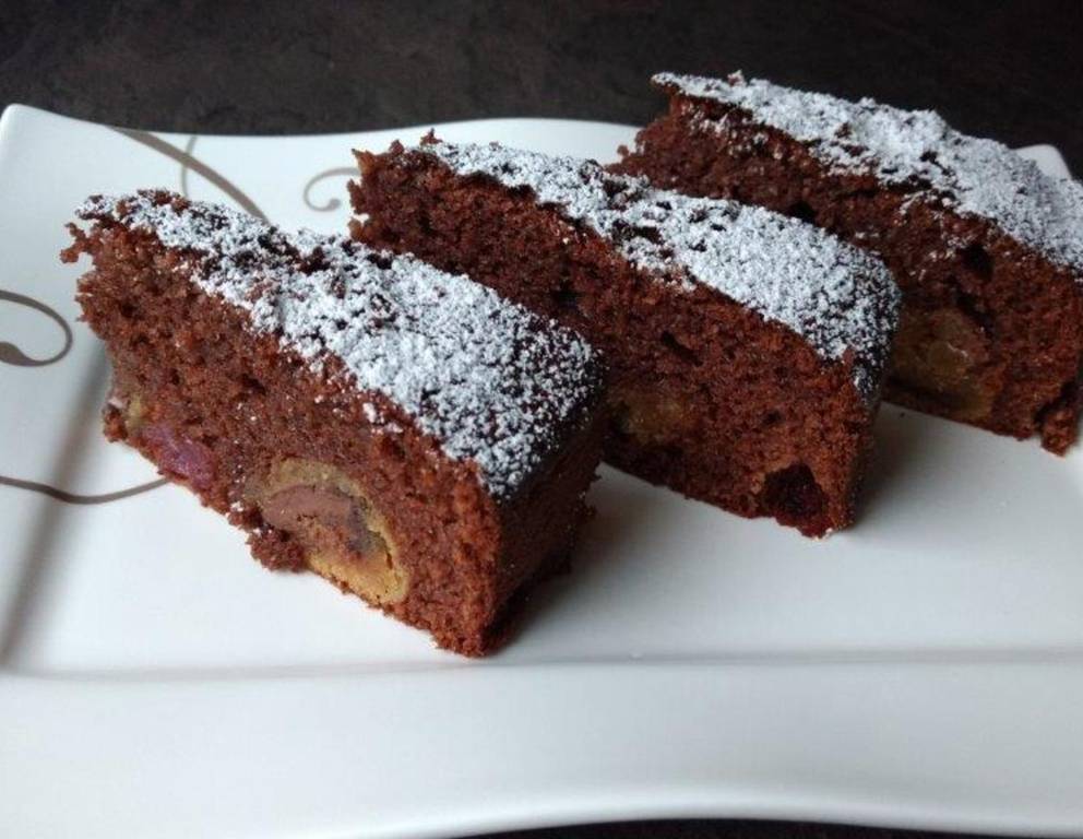 Schokokuchen mit Marzipan-Nougatbomben und Sauerkirschen Schokokuchen mit Marzipan-Nougatbomben und Sauerkirschen