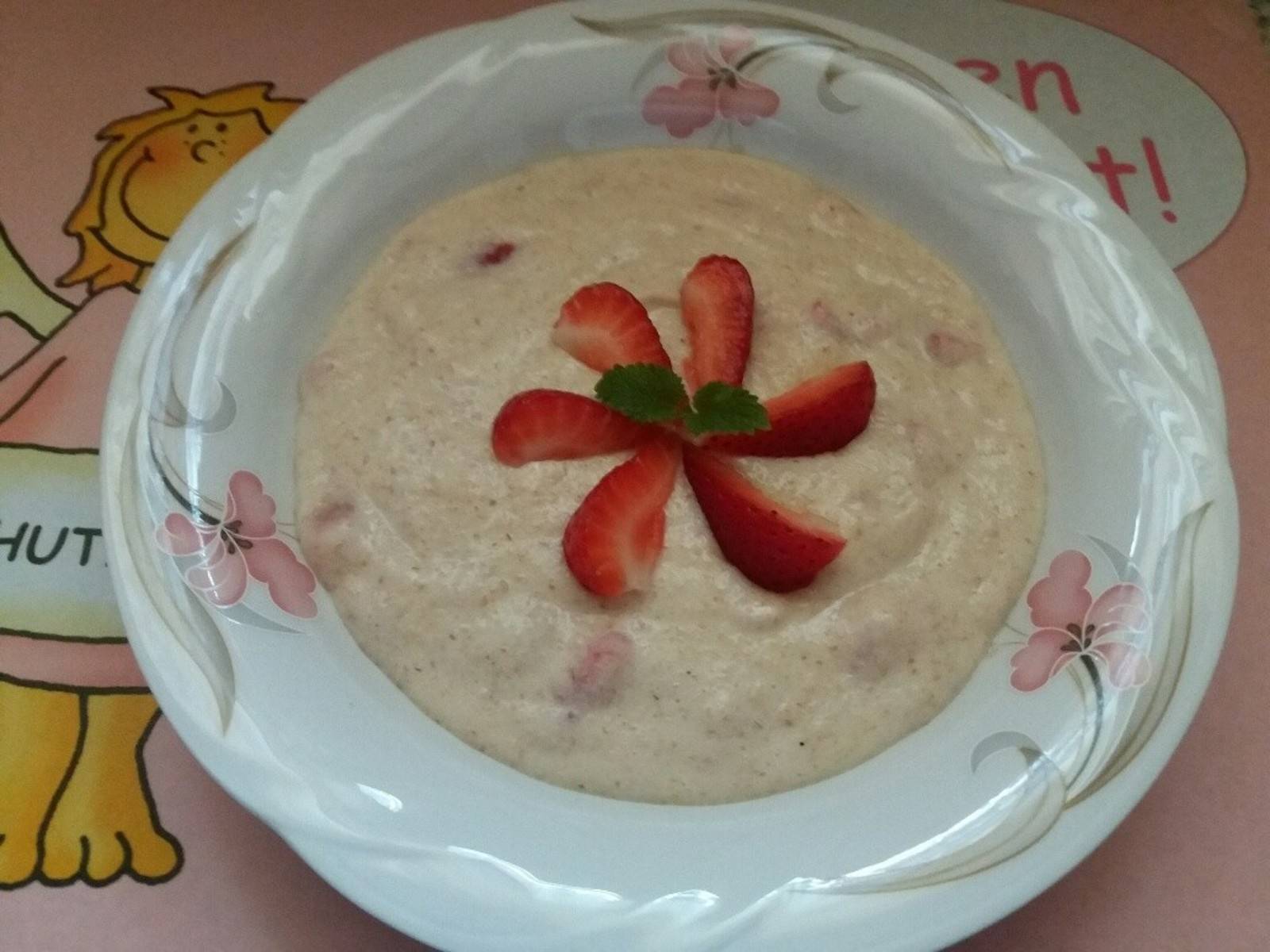 Dinkel-Joghurt-Grießkoch mit Erdbeeren