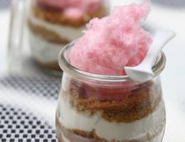 Joghurt-Spekulatius-Schichtdessert mit Zuckerwatte