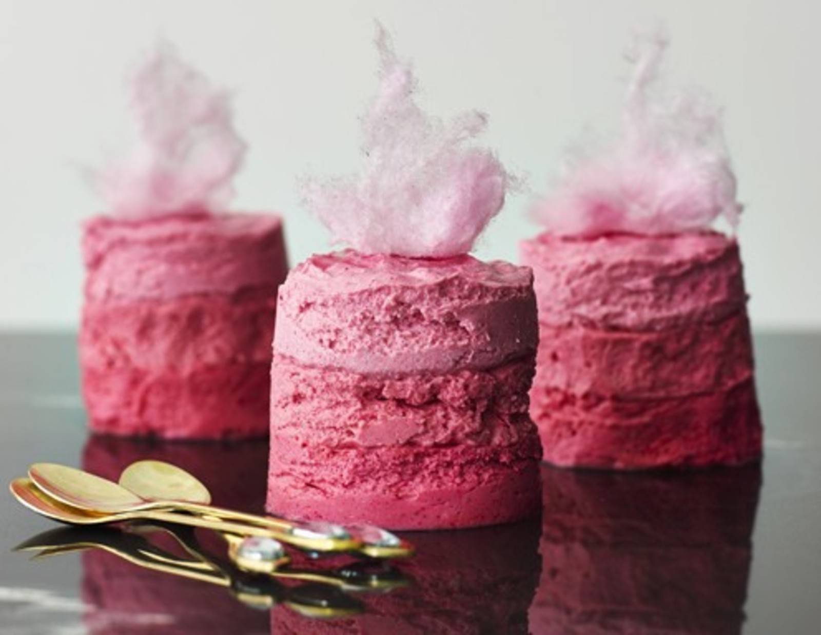 Gestürztes Himbeermousse mit Zuckerwatte