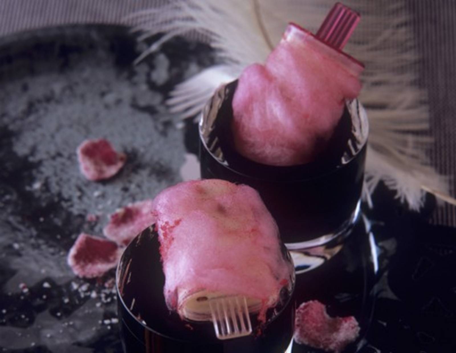 Amarettini-Eisparfait-Lolli in Zuckerwatte