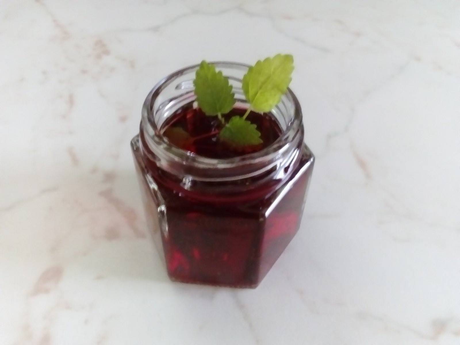 Himbeergelee mit Zitronenmelisse Rezept - ichkoche.ch Himbeergelee mit Zitronenmelisse Rezept - ichkoche.ch