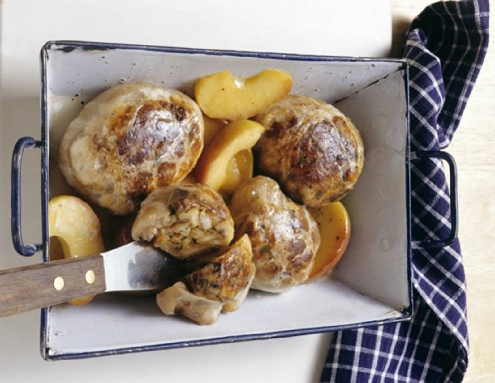 Schweinsknöcherl mit Brezenfüllung und karamellisierten Apfelspalten