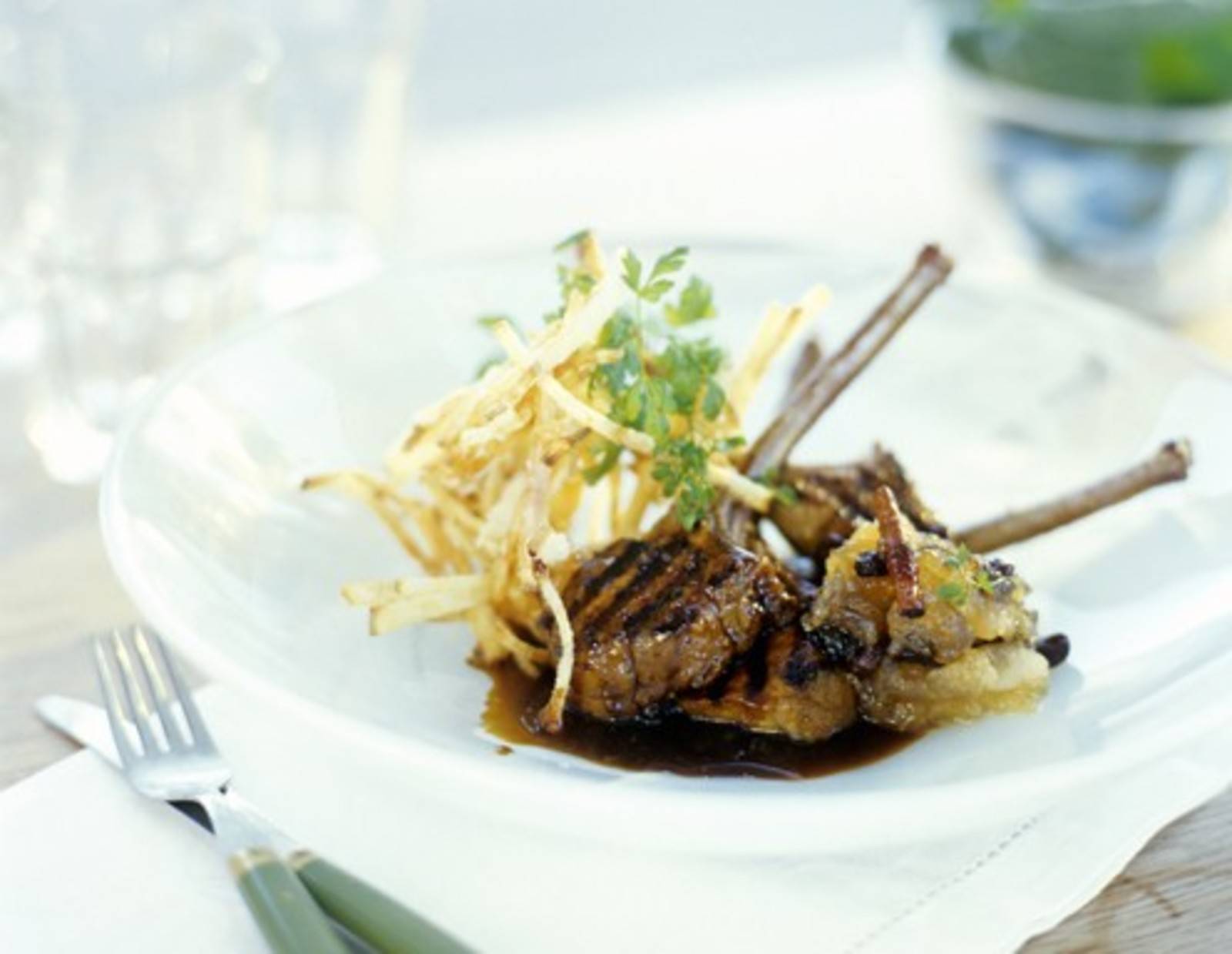 Gegrillte Wildschweinkoteletts mit Zimtapfel und Kartoffelstroh Rezept