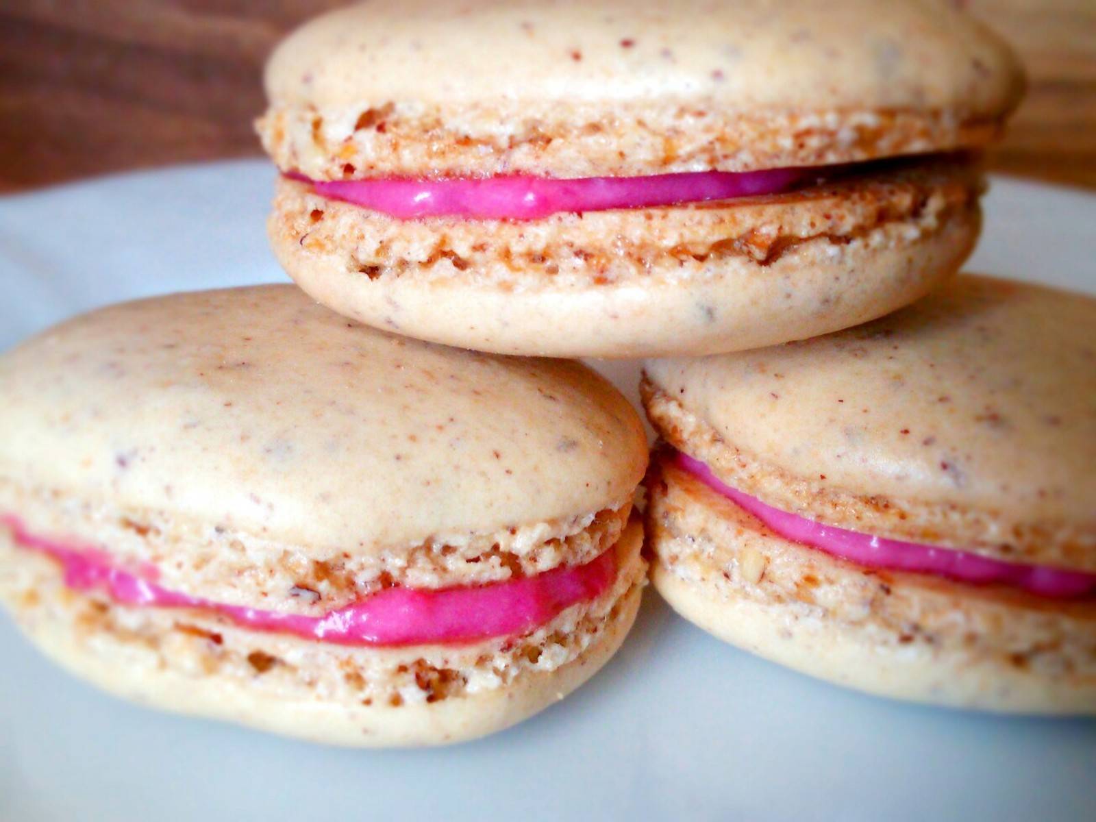 Haselnussmacarons mit Himbeerfülle