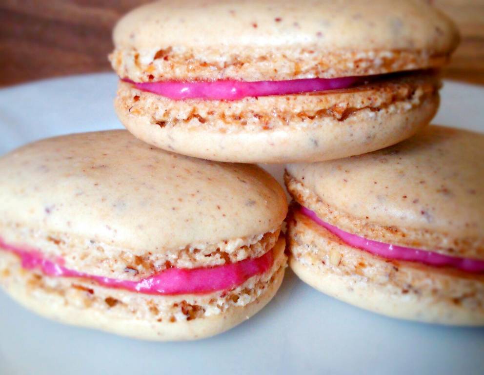 Haselnussmacarons mit Himbeerfülle Haselnussmacarons mit Himbeerfülle