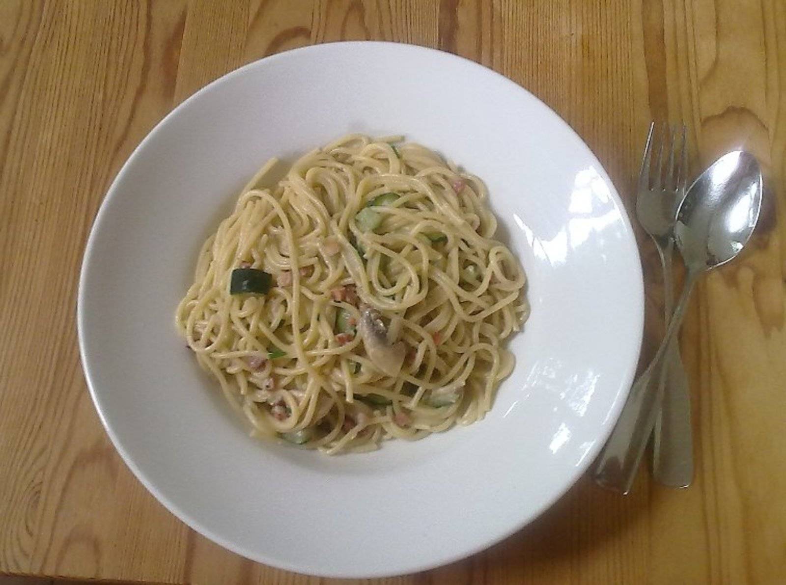 Spaghetti in Zucchini-Champignon-Specksoße
