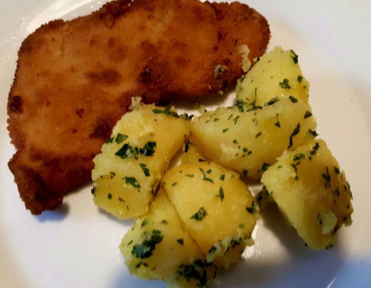 Gebackenes Putenschnitzel mit Petersilienkartoffel Gebackenes Putenschnitzel mit Petersilienkartoffel