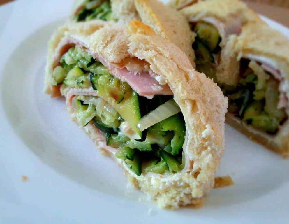 Zucchini-Toast-Roulade Zucchini-Toast-Roulade