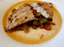 Gebratener Fisch auf Fisolen-Tomatengemüse Gebratener Fisch auf Fisolen-Tomatengemüse