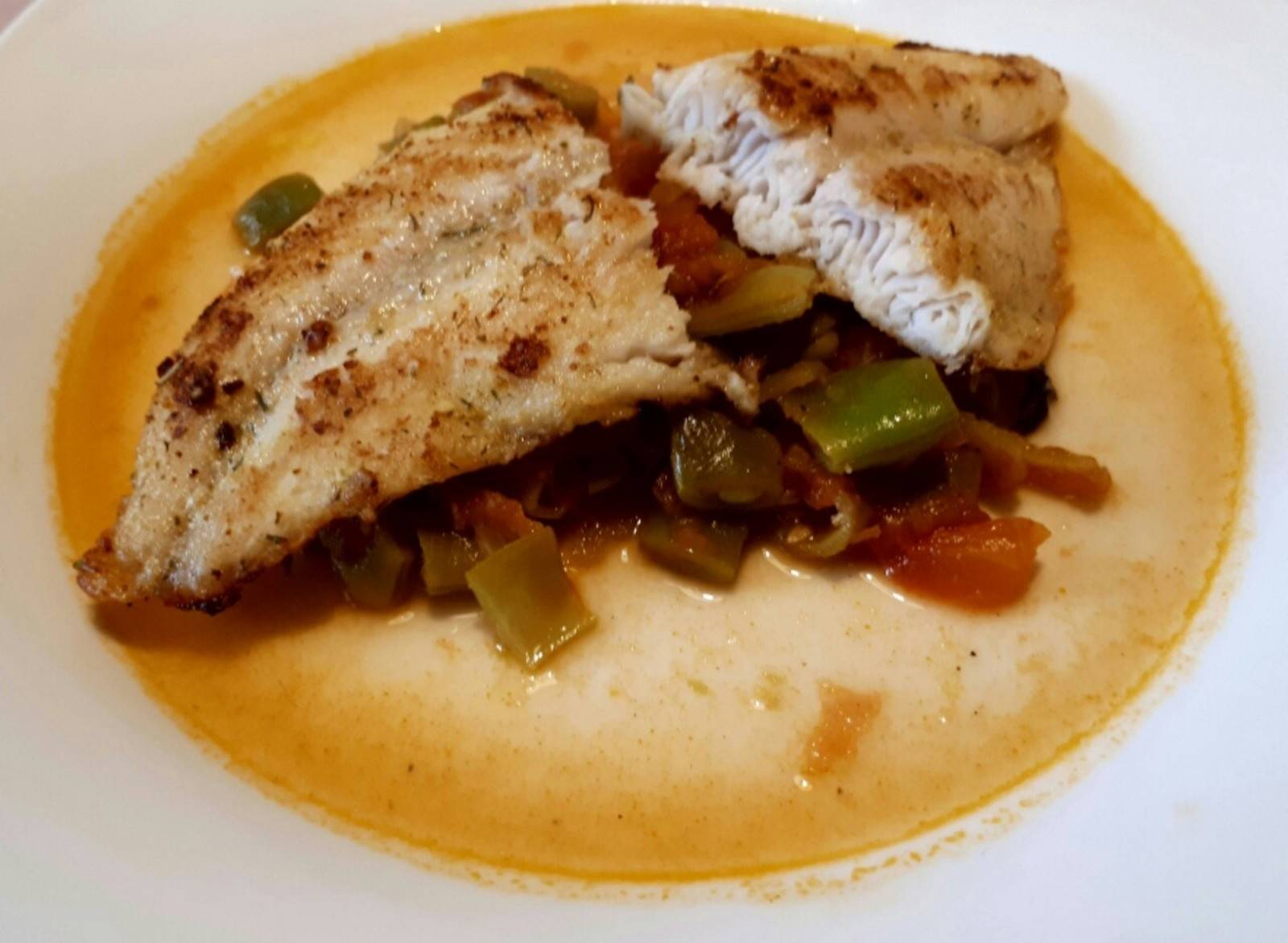 Gebratener Fisch auf Fisolen-Tomatengemüse Rezept - ichkoche.de Gebratener Fisch auf Fisolen-Tomatengemüse Rezept - ichkoche.de