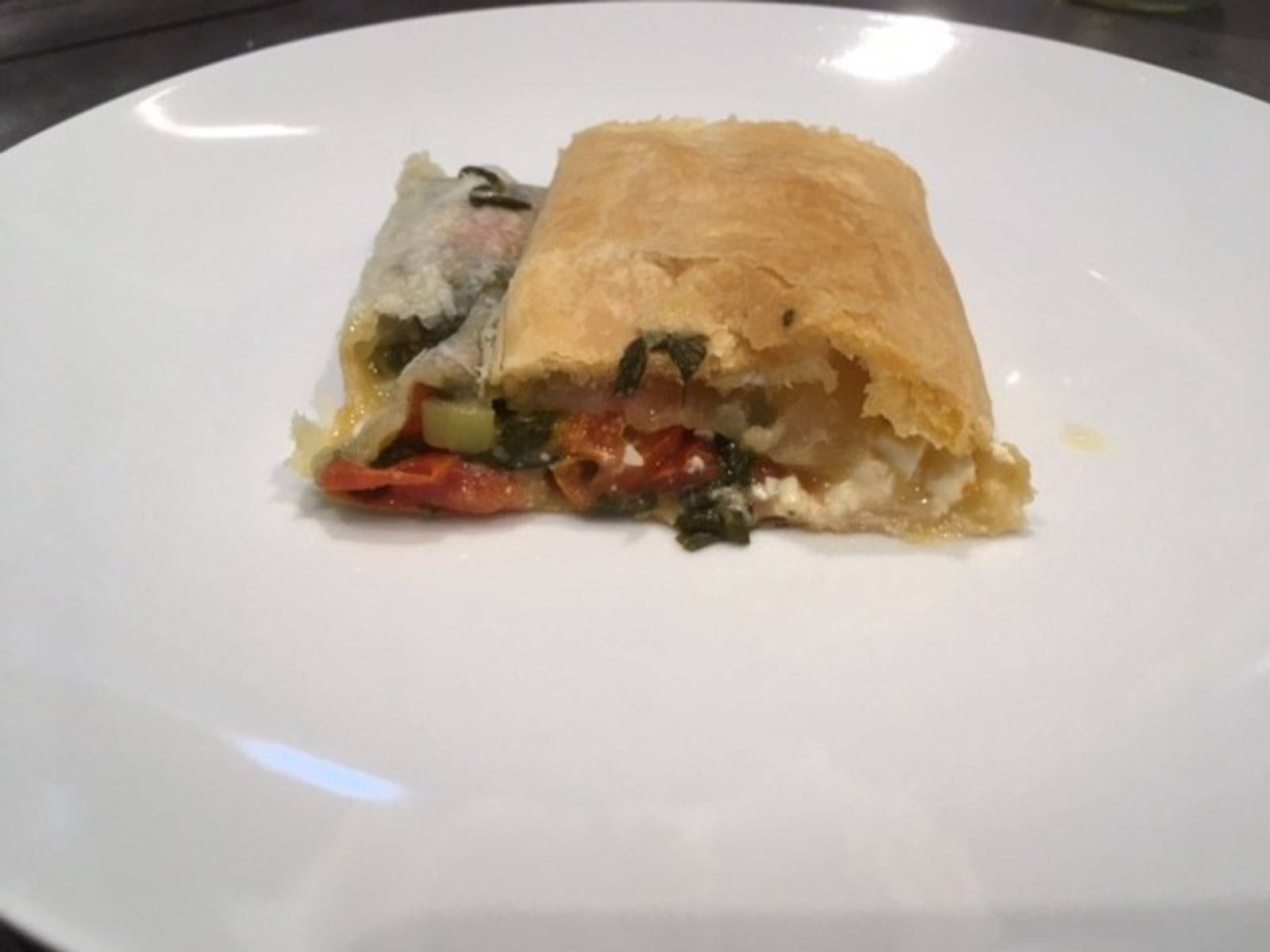 Spinatstrudel mit Tomaten und Feta Rezept - ichkoche.de