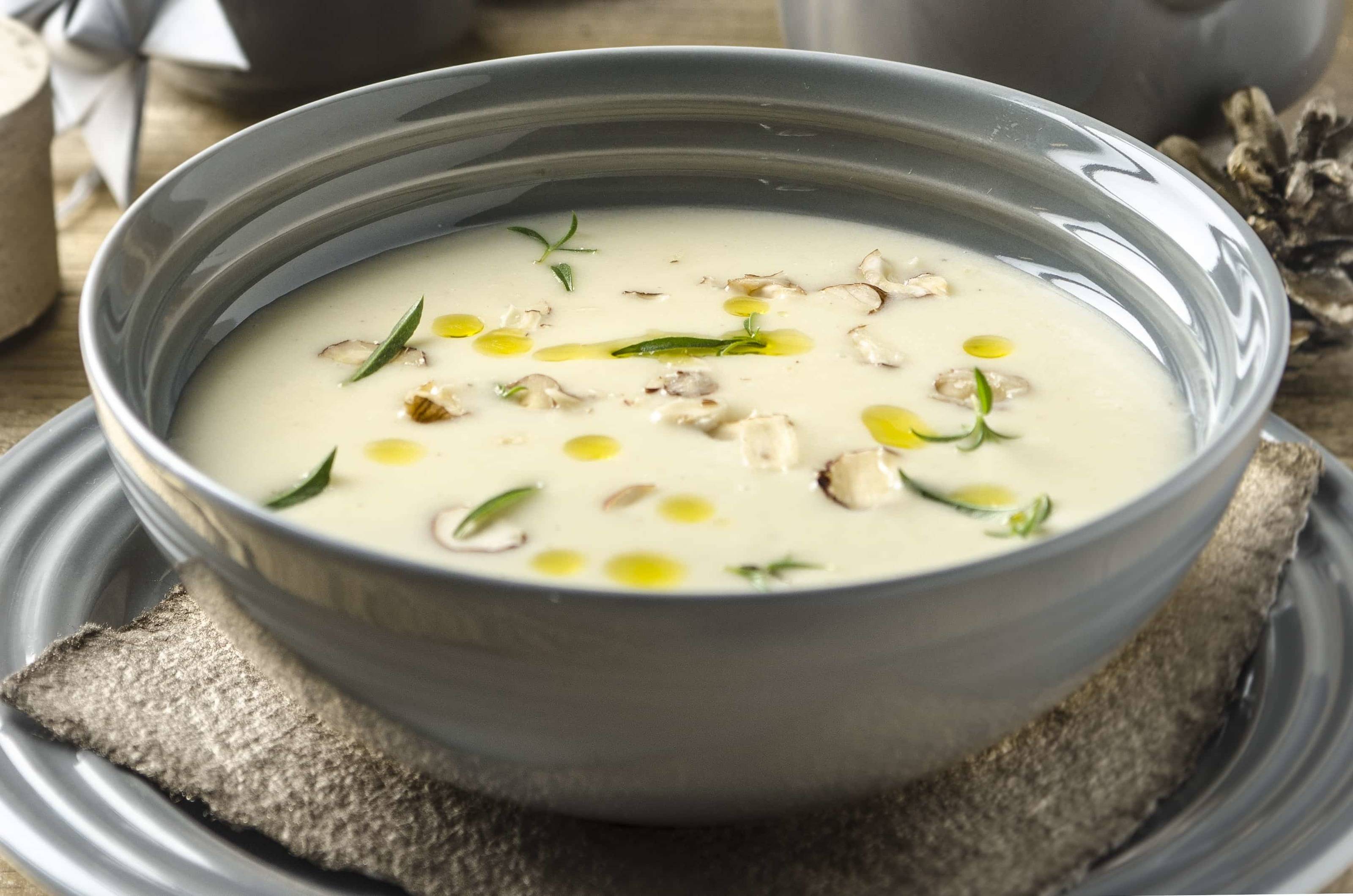 Pastinaken-Erdäpfelcremesuppe mit geschmorten Birnen