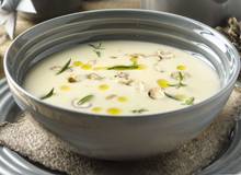 Pastinaken-Erdäpfelcremesuppe mit geschmorten Birnen Pastinaken-Erdäpfelcremesuppe mit geschmorten Birnen